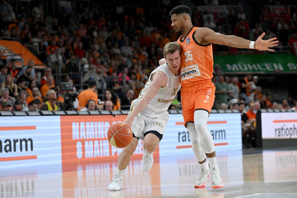 泳池中的顽 泳池中的顽